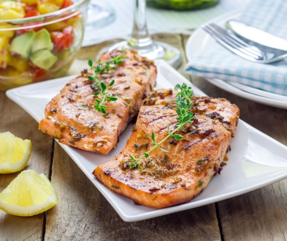 Grilled salmon fillet with herbs and lemon